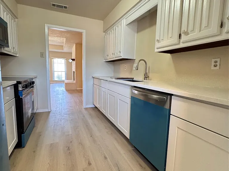 528 Post Oak Ln — Photo 8