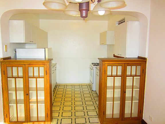 5th image of 1038 Sterling Ave #303