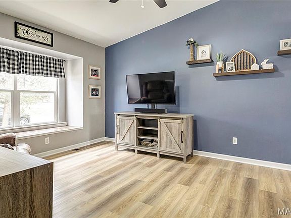 4th image of 204 Lewis St