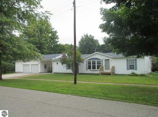 202 N 2nd St, Shepherd, MI 48883