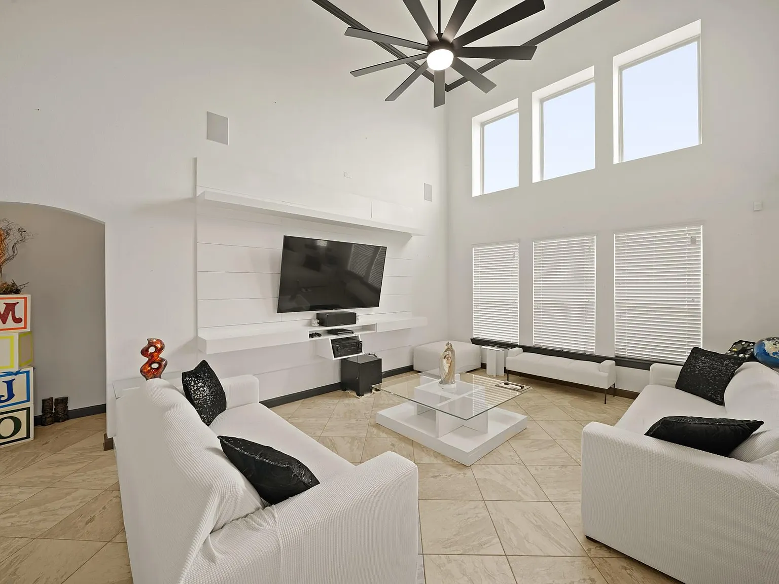 4 bed, 3.5 bath, 2764 sqft, $2,900 — Photo 4