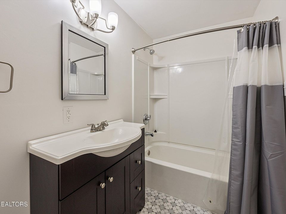28th image of 3521 Montlake Dr