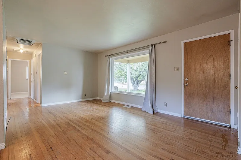 3 bed, 1.0 bath, 1155 sqft, $1,850 — Photo 2