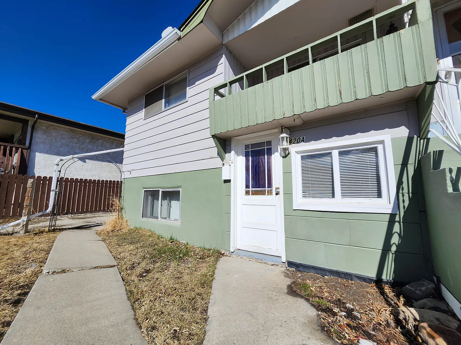420 54 Avenue SW — Photo 2