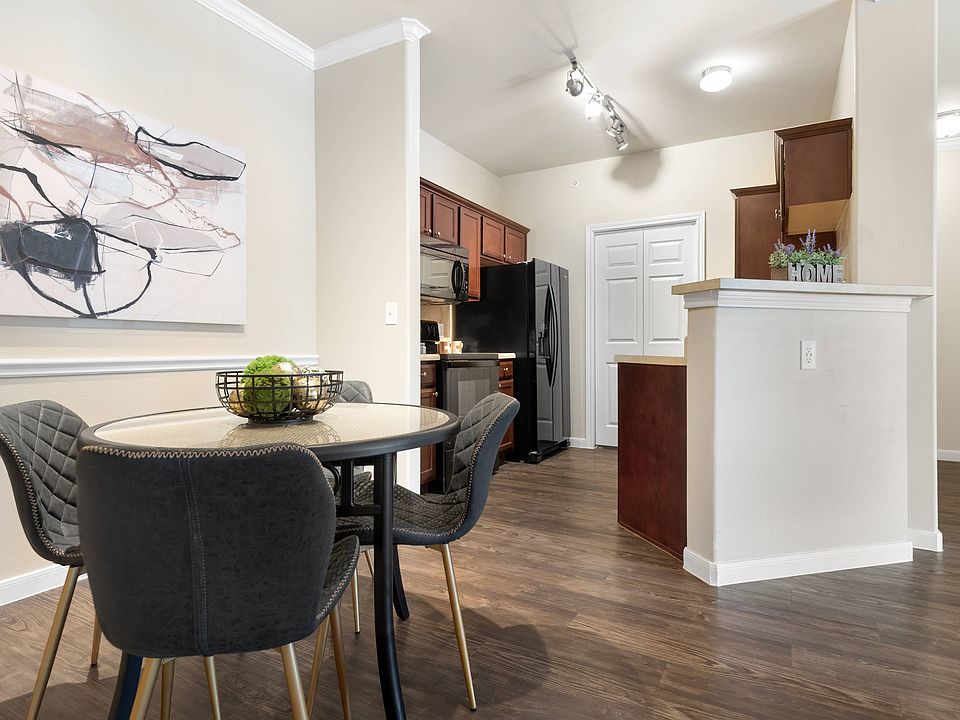 Modern Kitchen & Dining Space
