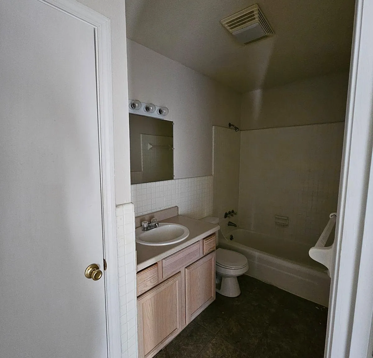 2 bed, 900 sqft, $1,200 — Photo 3