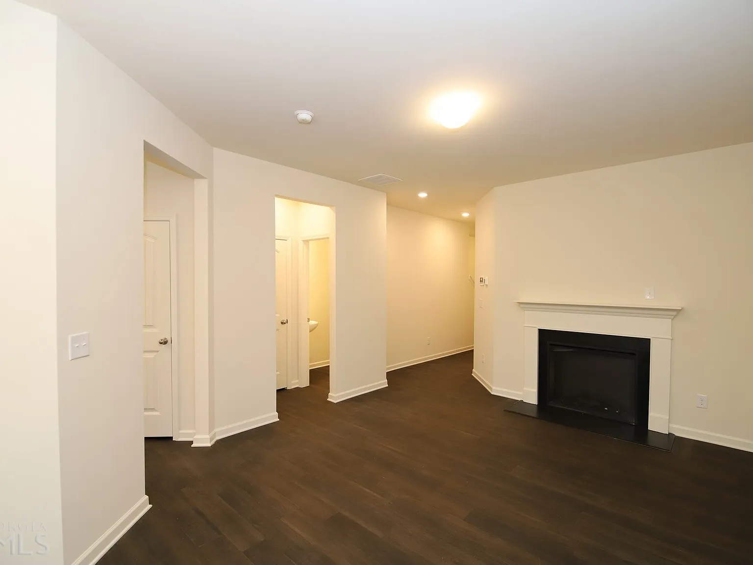 3 bed, 2.5 bath, 1477 sqft, $2,100 — Photo 2