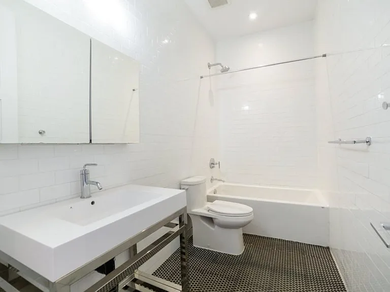 220 Dundurn St S — Photo 24