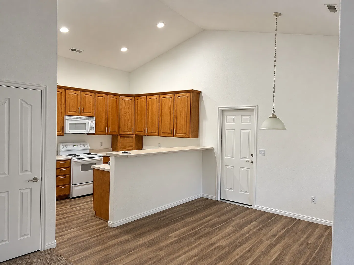 2 bed, 870 sqft, $1,800 — Photo 2