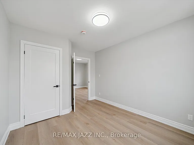 251 Simcoe St S #204 — Photo 12