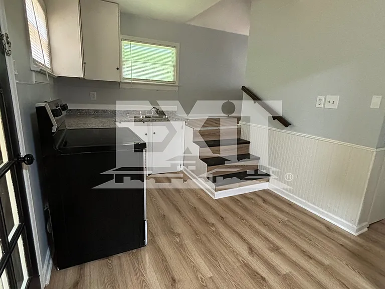 406 Hawthorne Dr — Photo 10