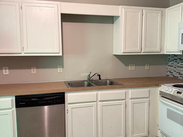 816 Westbrook Ct — Photo 4