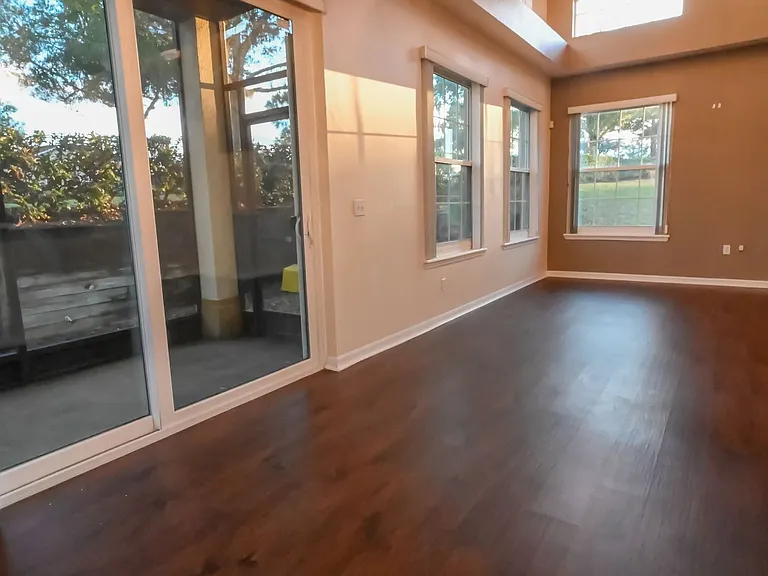 704 Monroe Cir #D — Photo 13