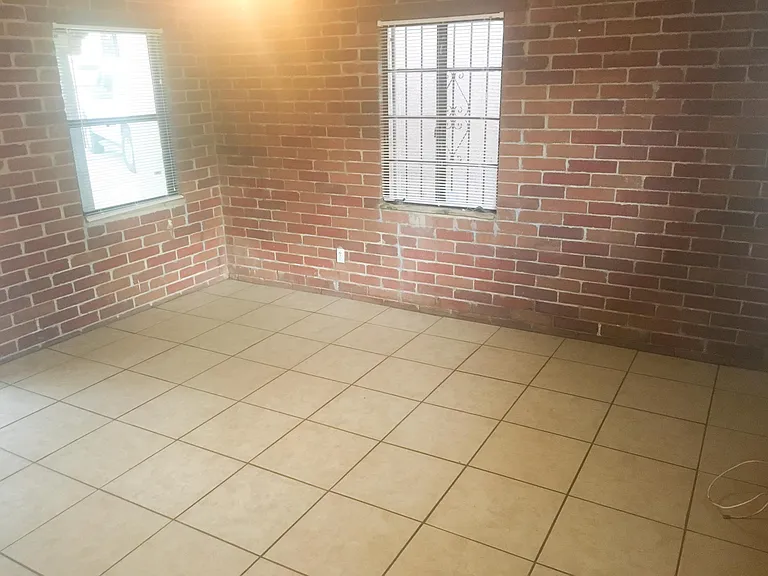 1233 N Tyndall Ave — Photo 3