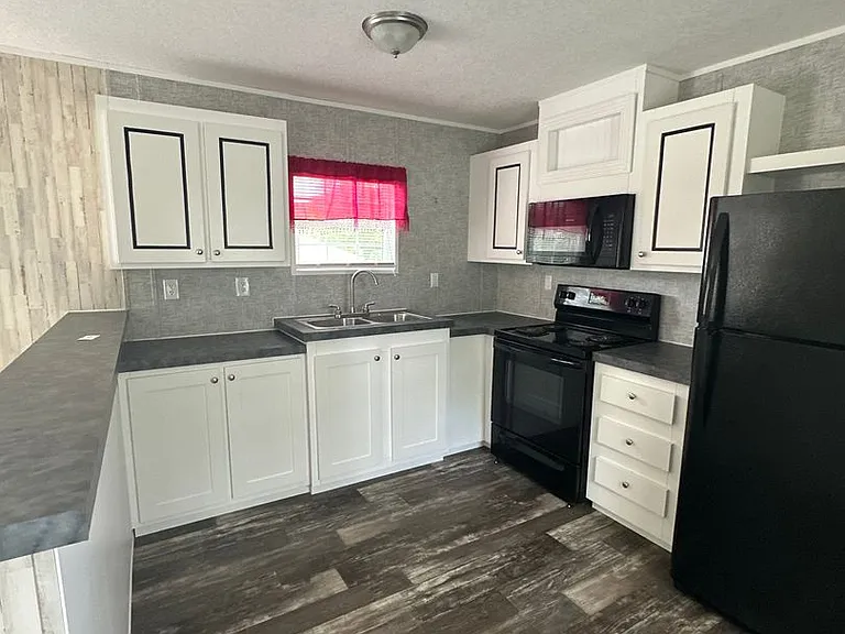 1335 Bell Ave — Photo 3