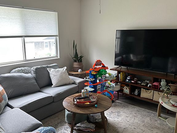 3rd image of 16 Singletree Ln