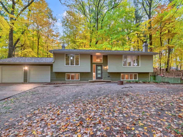 3883 Red Oak Dr, Green Bay, WI 54313