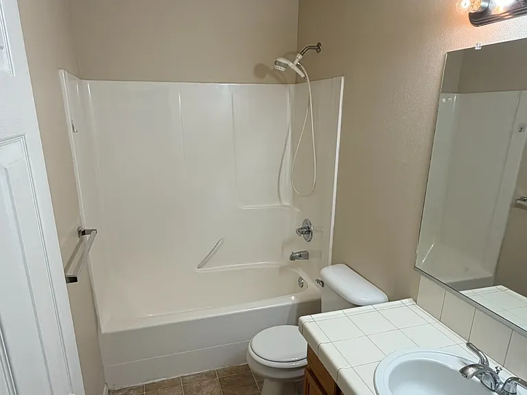 7502 NE Catherine Ct — Photo 4