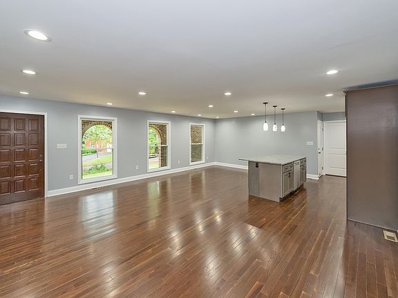 5th image of 3113 Saratoga Dr
