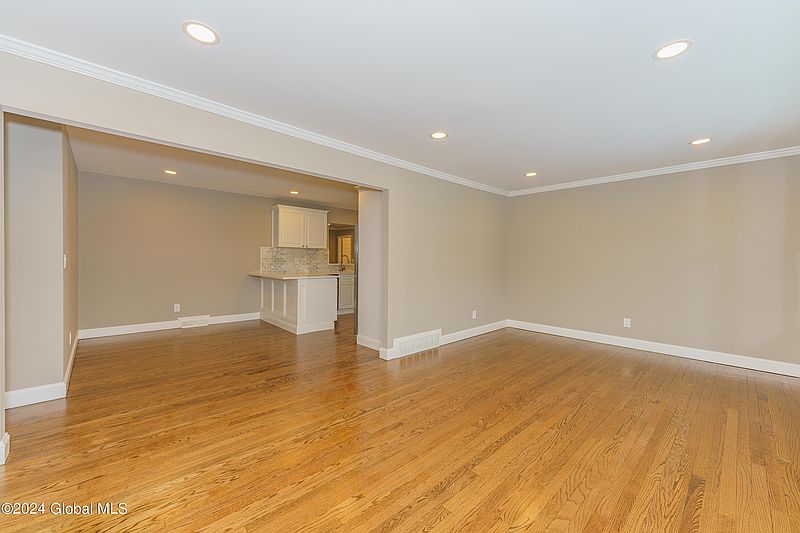 3rd image of 146 Dahlia Street