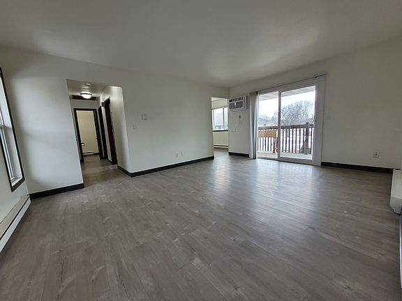 2nd image of 927 Louise St #3