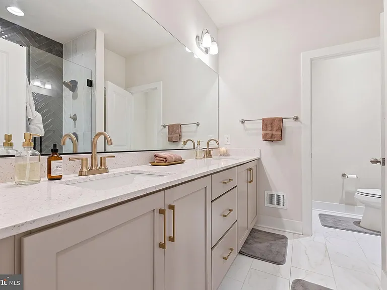 153 Locke St — Photo 24