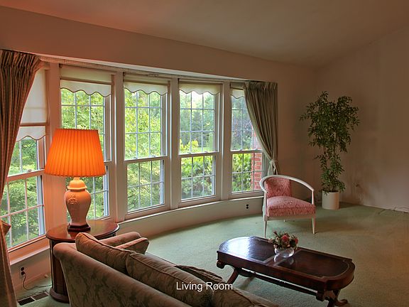 3rd image of 19 Jennings Ln