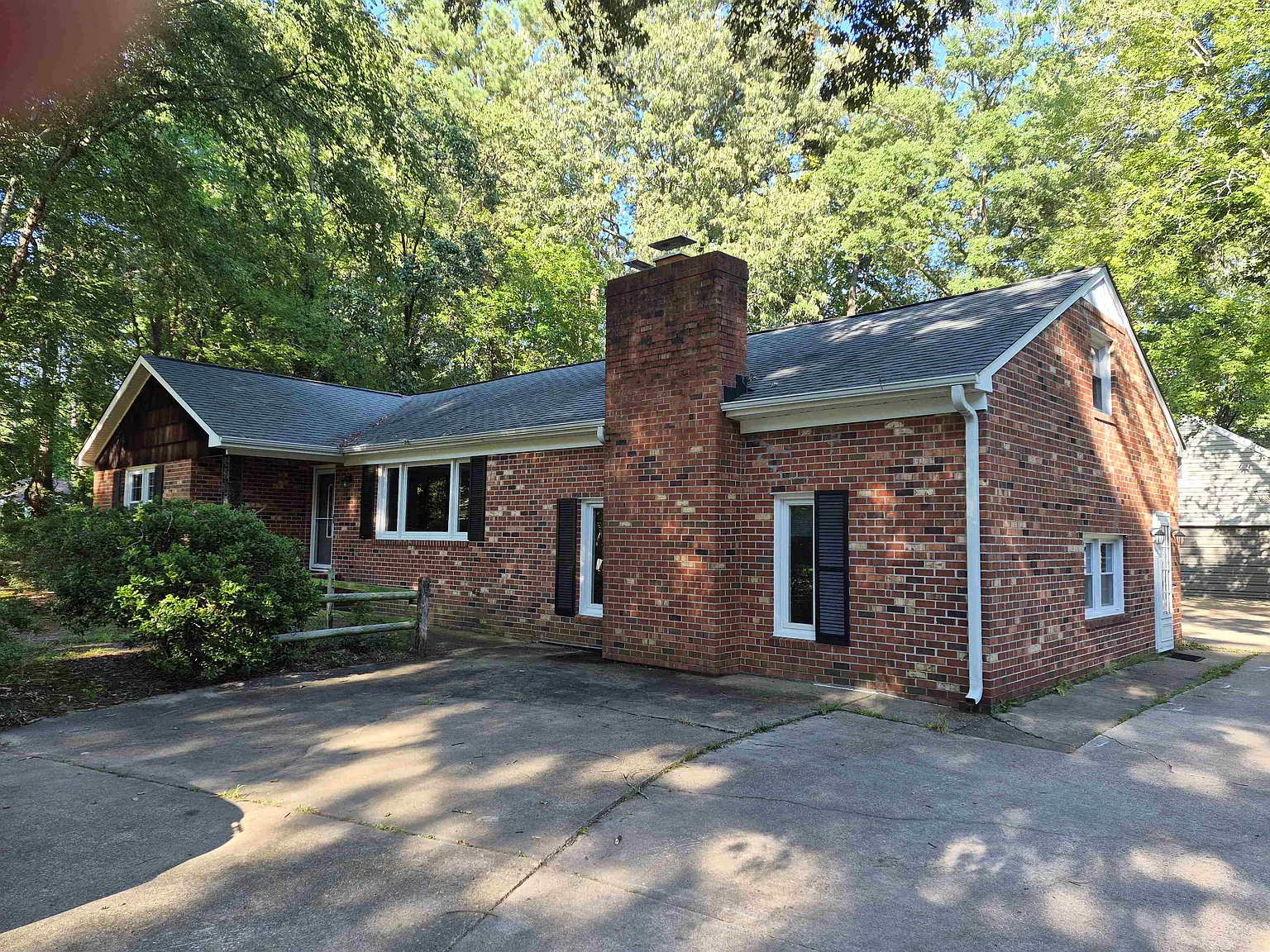 3 bed, 2300 sqft, $2,600 — Photo 3
