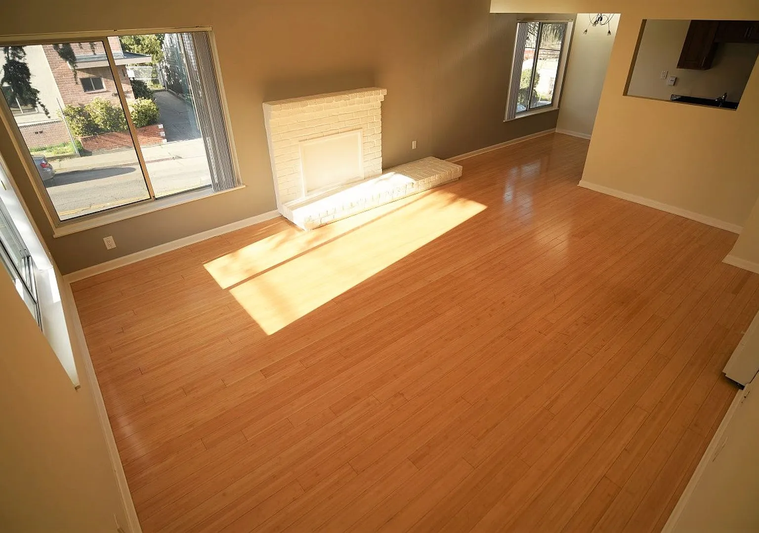 2p008 - Lake View East — Photo 2