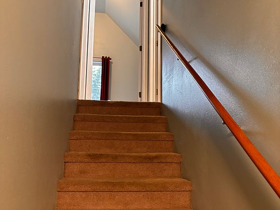 4th image of 104 Mount Hood Dr