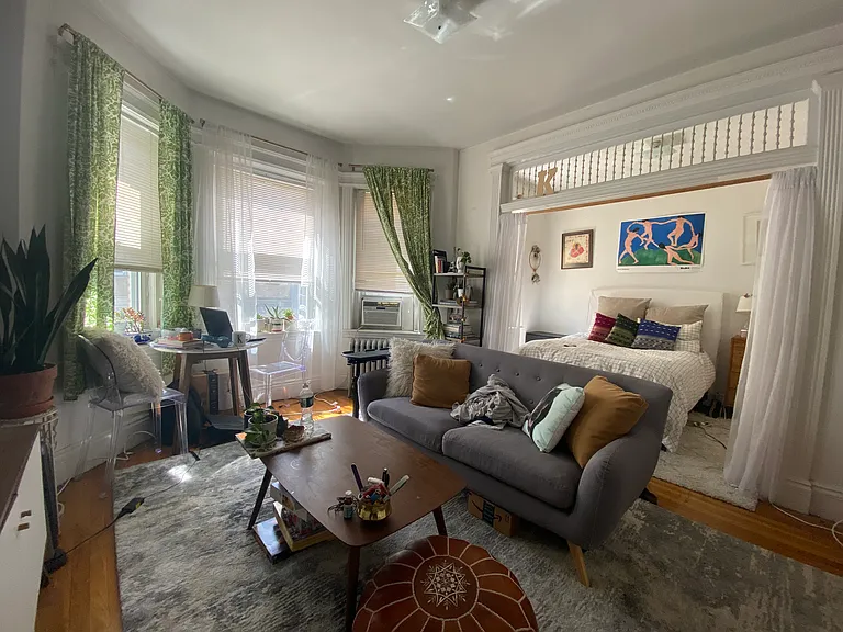 1200-1250 Comm Ave Apartments — Photo 3