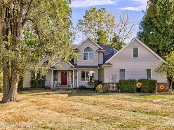 575 Lakes Edge Dr, Oxford, MI 48371