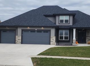 9334 S Arbor Creek Dr, Oak Creek, WI 53154