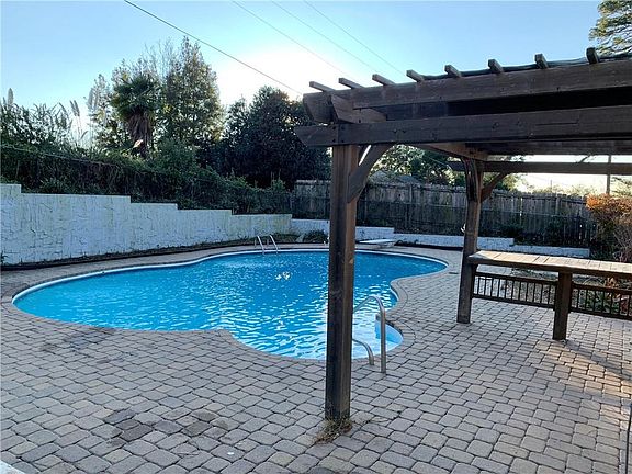 3rd image of 2407 Brookwood Cir