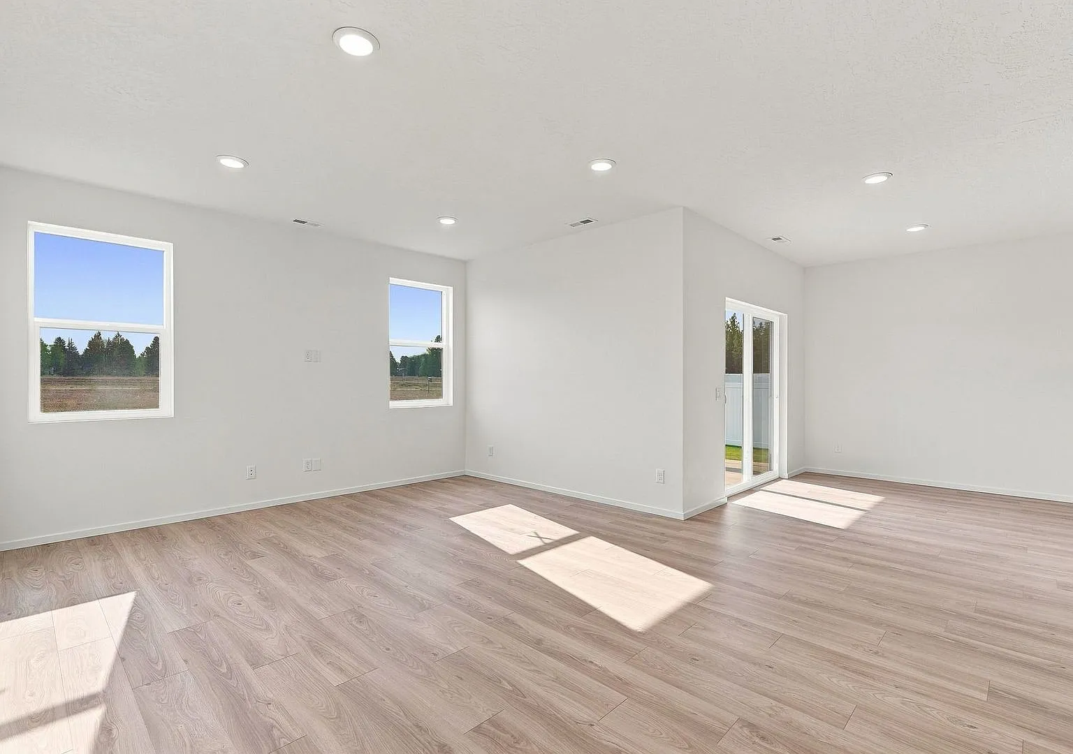 Modern 4-Bedroom Home with a 3-Car Garage & Covered Patio — Photo 4