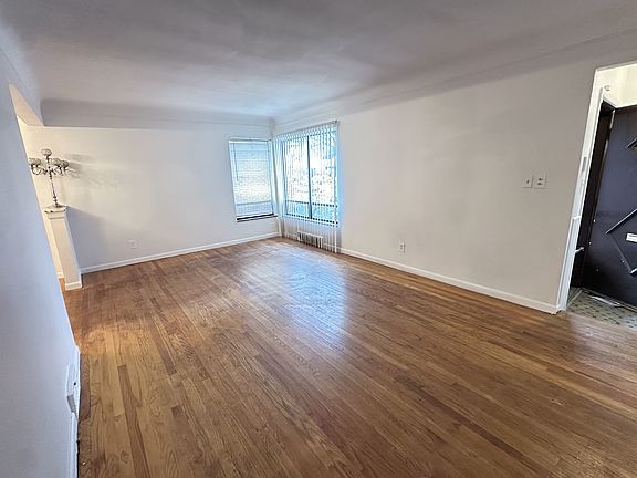 4th image of 22131 Gardner Ave