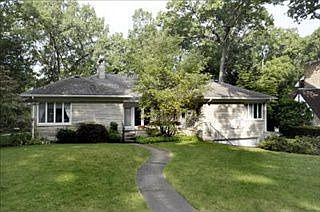 1st image of 19 Woodmer Ln