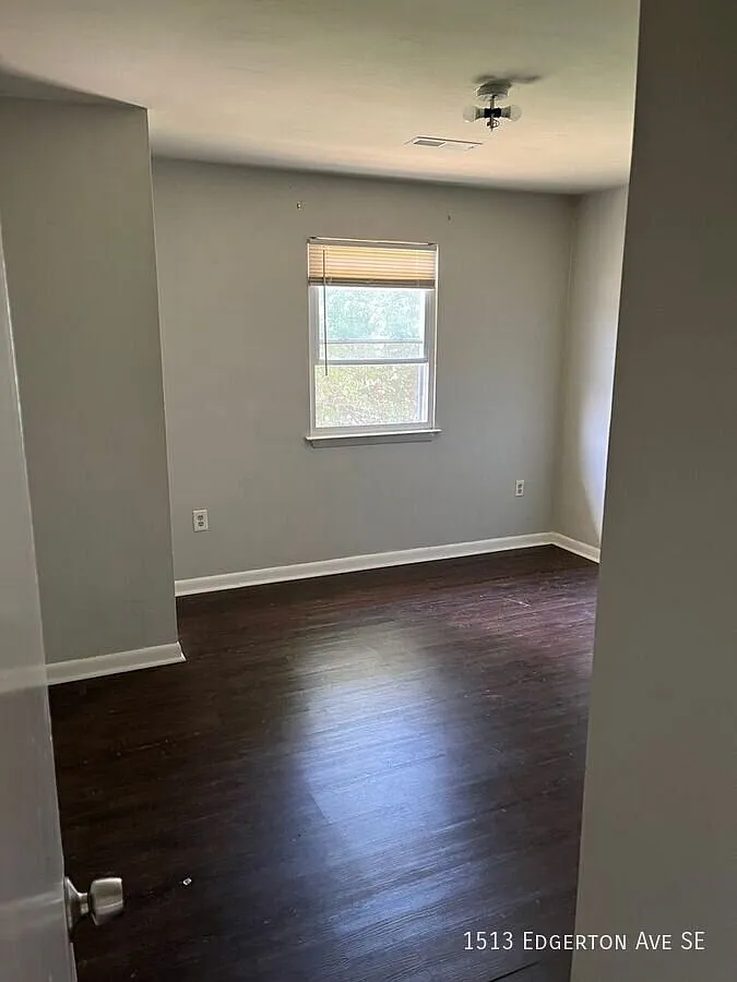 2 bed 1 bath Great Location close to the greenway — Photo 4