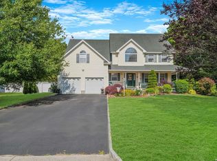 1 Crest Hollow Ln, Manorville, NY 11949