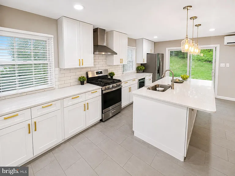3506 Beverly Dr — Photo 4