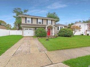135 Ellensue Dr, Deer Park, NY 11729