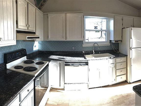 Bright Kitchen with Granite