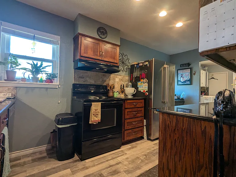 919 Milam Dr — Photo 4