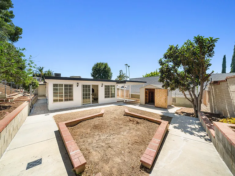 2035 Las Colinas Ave — Photo 2