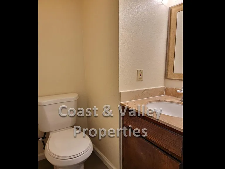 980 Memorial Dr — Photo 4