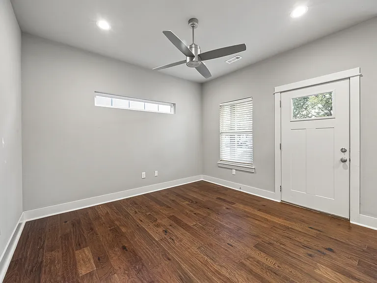 910 W Cato Springs Rd — Photo 4