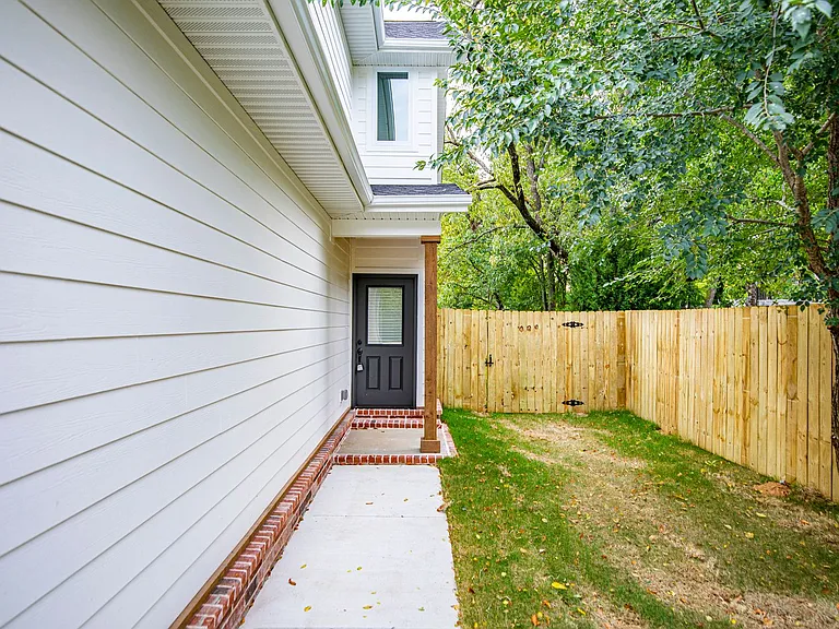 715 N Mount Olive St — Photo 24