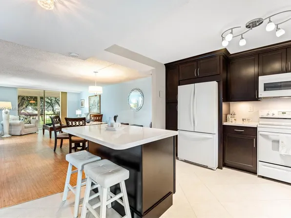 8990 S Hollybrook Blvd APT 210, Pembroke Pines, FL 33025