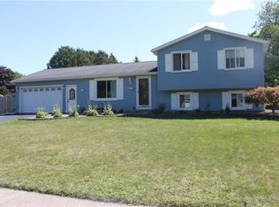 105 Spring Tree Ln, Rochester, NY 14612