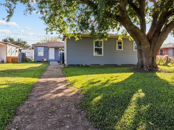 1717 W 4th St #1717, Freeport, TX 77541